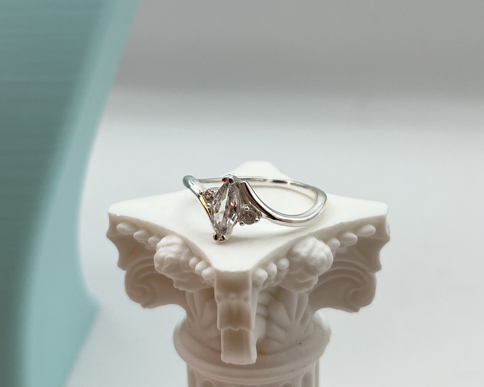 Anillo Ondulado Cristal Blanco