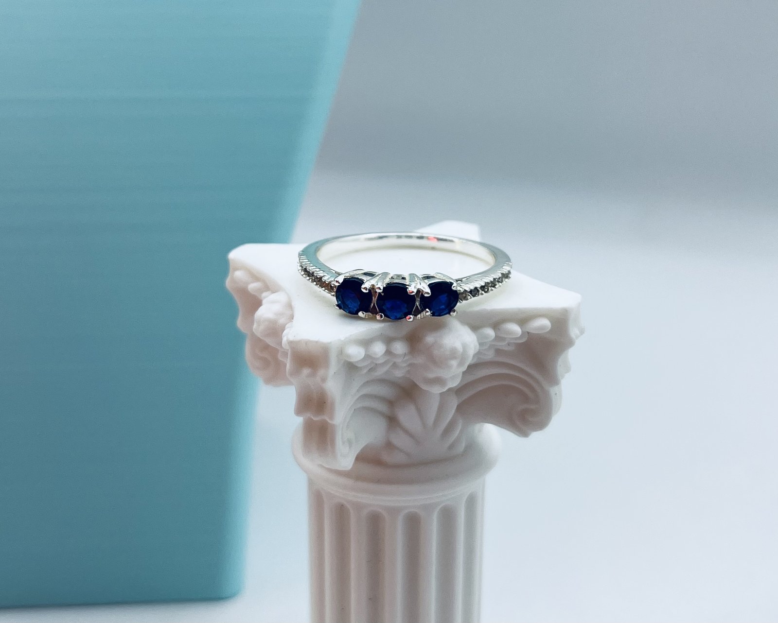 Anillo Trio Cristal Azul Cicón Blanco
