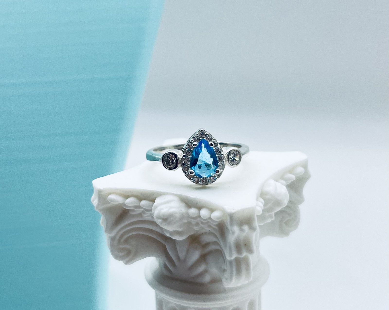 Anillo Ovalado Circón Celeste