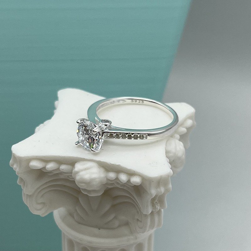 Anillo Con Grifa Y Circones