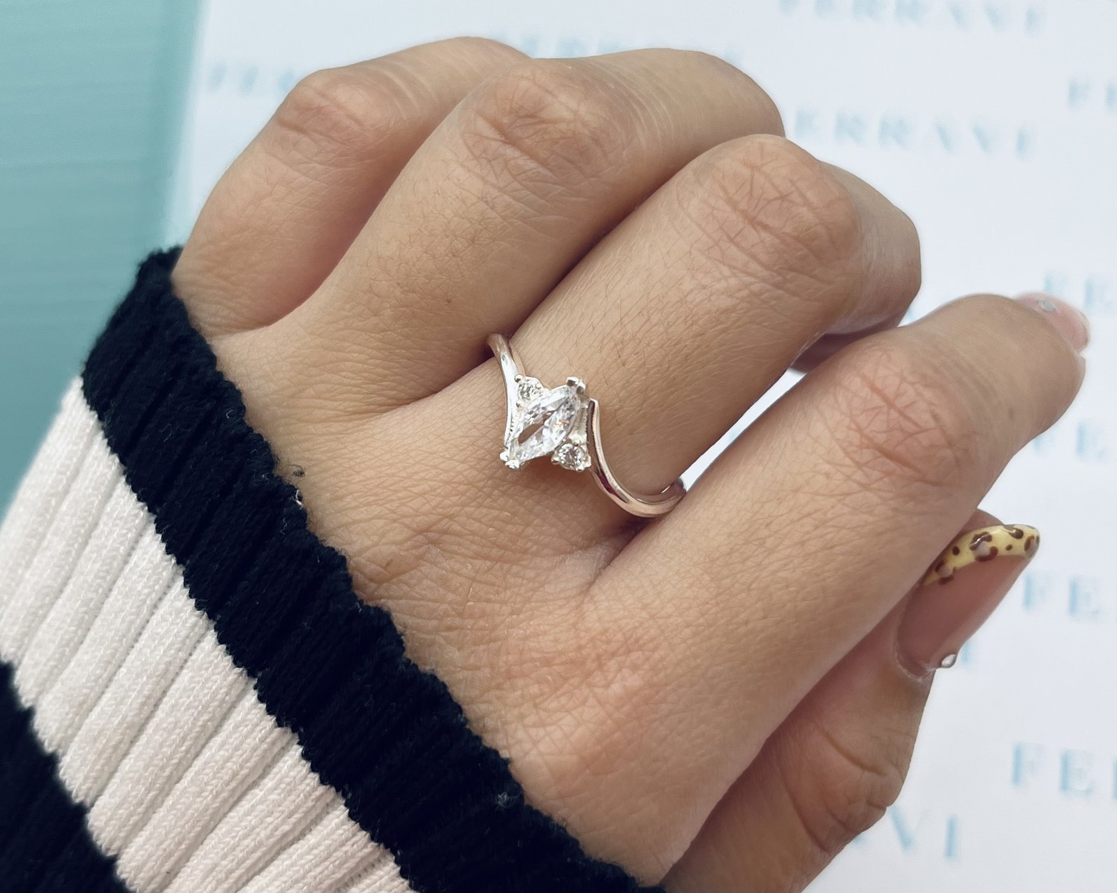 Imagen adicional 2 de Anillo Ondulado Cristal Blanco
