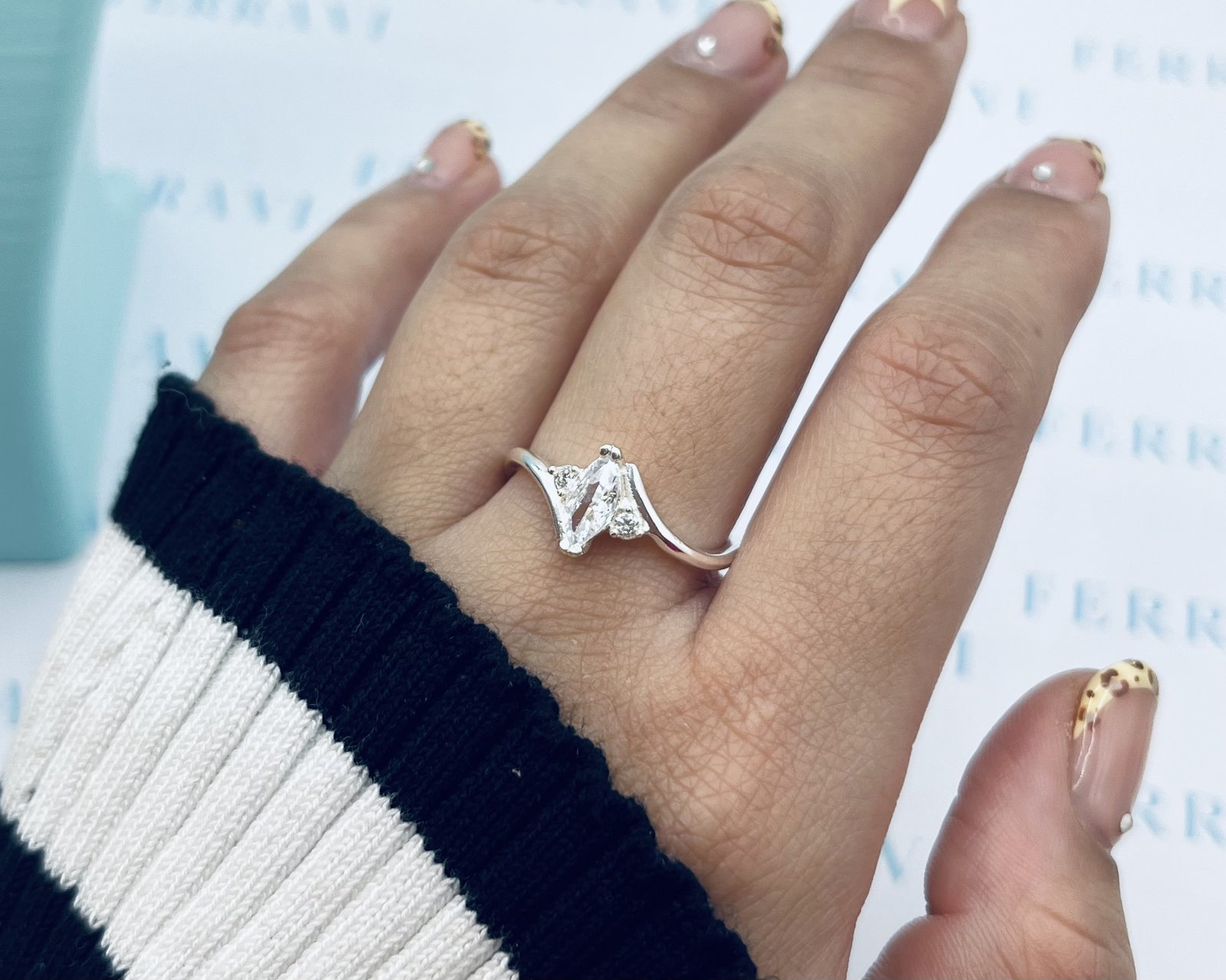 Imagen adicional 1 de Anillo Ondulado Cristal Blanco