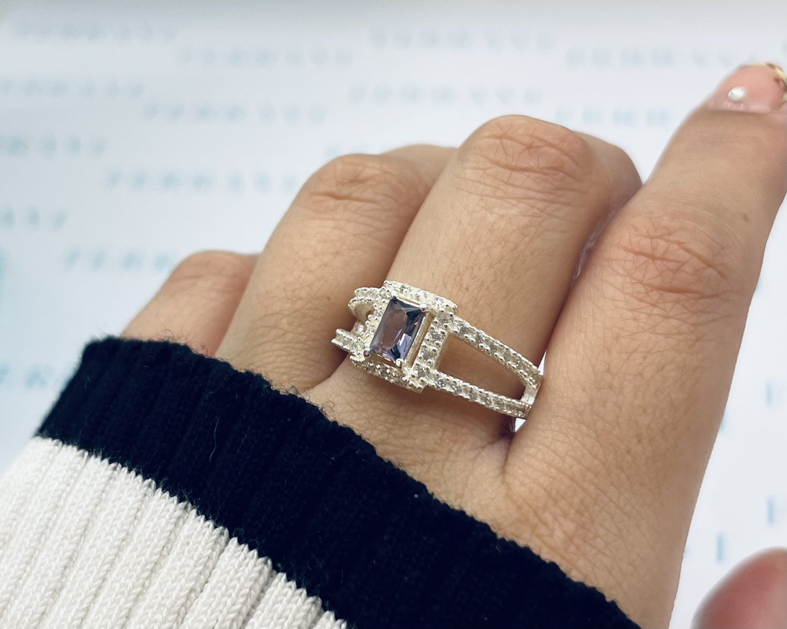 Imagen adicional 1 de Anillo Realeza Circón Morado