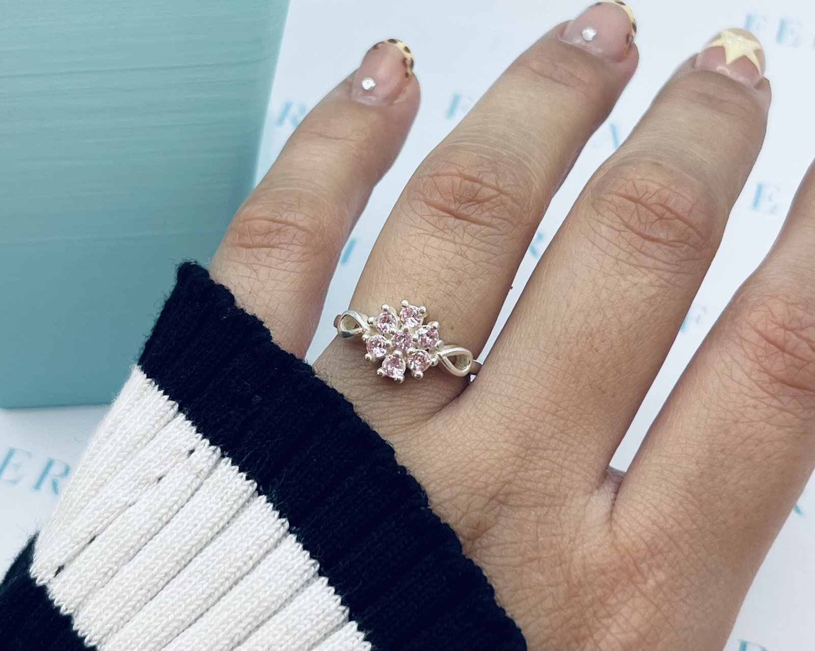 Imagen adicional 1 de Anillo Flor Circón Rosado