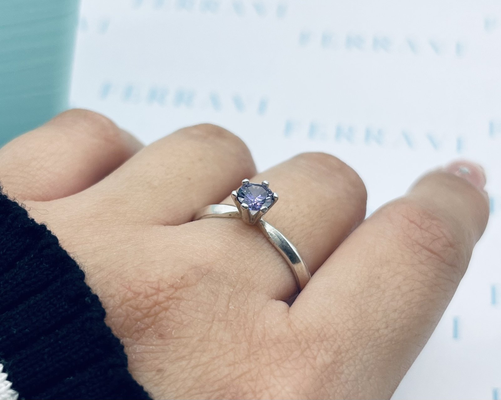 Imagen adicional 1 de Anillo Liso con Circón Morado