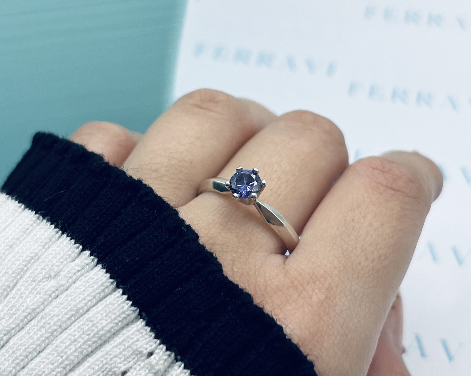 Imagen adicional 2 de Anillo Liso con Circón Morado