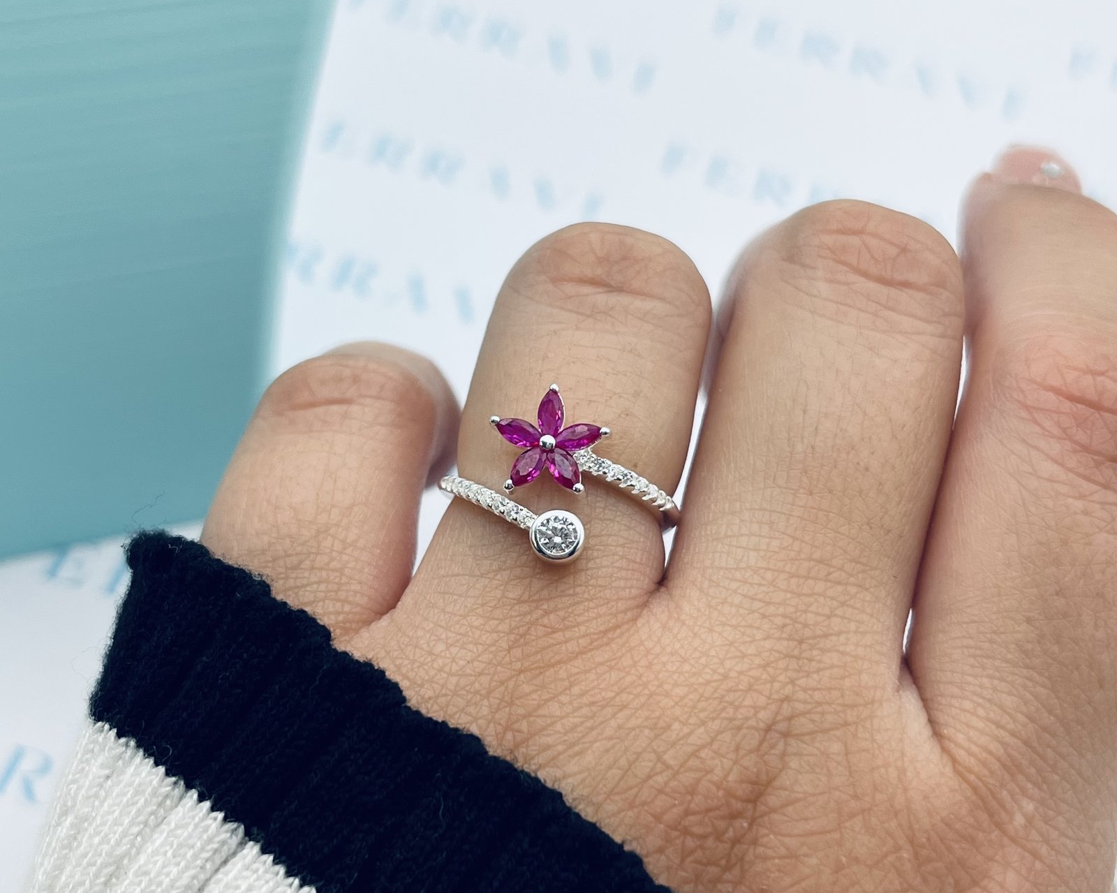 Imagen adicional 1 de Anillo Ajustable Flor Circones Rosados